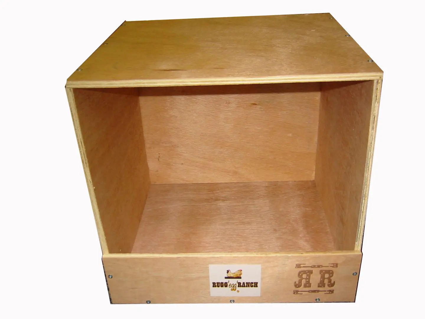 A wooden box with the letters " lr " on it.